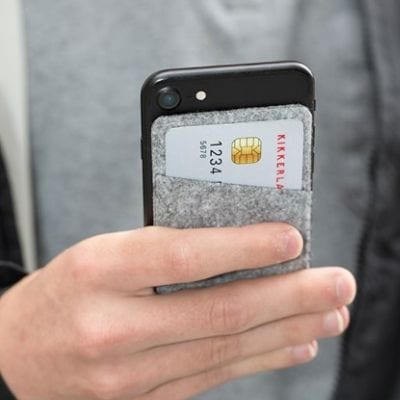 En korthållare för mobilen är smidigt, då slipper man ha plånbok med sig. 