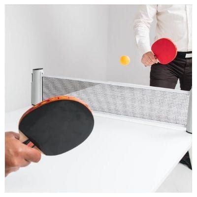 Pingis racket är en bra present eftersom man ofta spelar pingis i skolan eller hemma med en kompis.