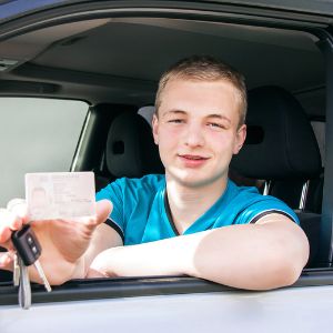 Bra present till 18-årig kille -  Äntligen är det dags att ta körkort och ett startpaket för körkort från Upplevelse.com är en bra hjälp dit. Kanske är ni många som vill gå ihop och sponsra kortet. Med det här startpaketet kan 18-åringen själv välja körskola.  