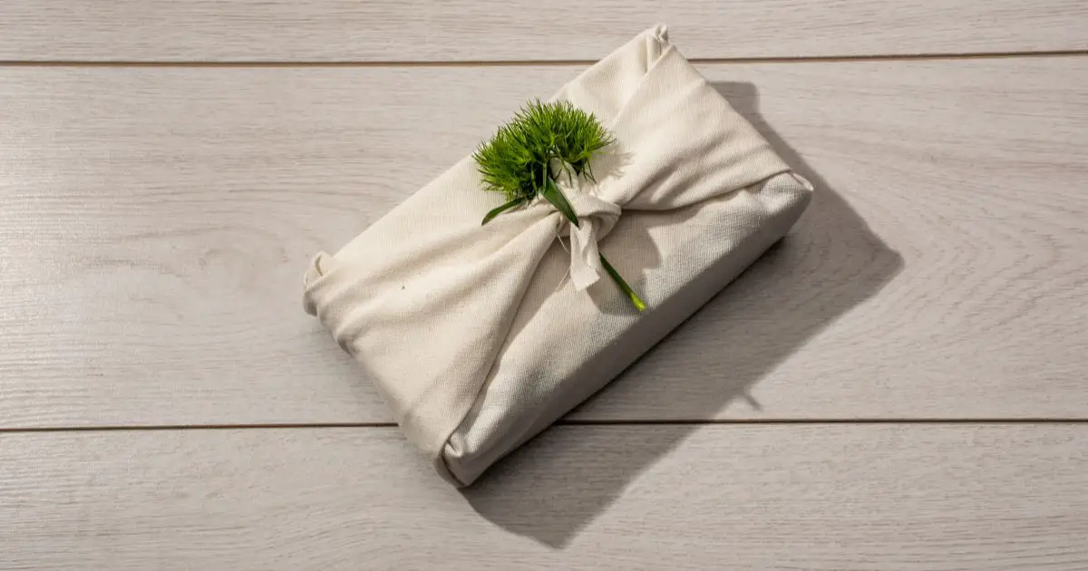 Slå in en present utan presentpapper: En kreativ guide till återanvändbara och miljövänliga alternativ