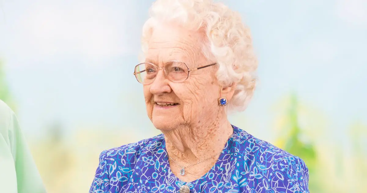 Present till 100-årig kvinna: Den Ultimata Presentguiden