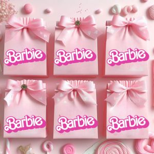 Köp rosa godispåsar och pryd dem med en rosett och barbieklistermärken