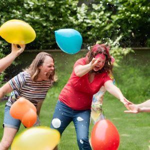 kanske ett vattenballongskrig kan vara roliga lekar